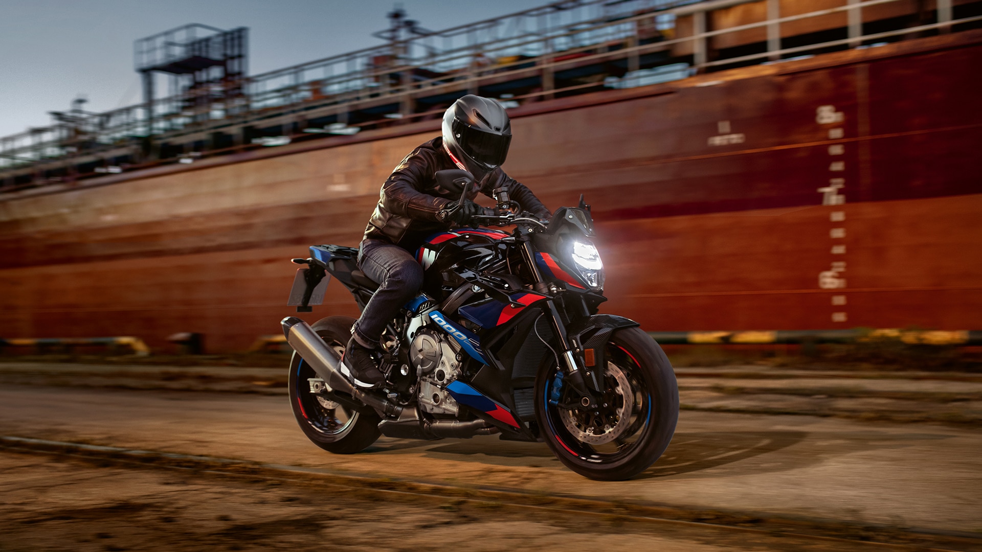 BMW Motorrad의 Hyper Dynamic Roadster인 M 1000 R 모델에 대한 YouTube 동영상