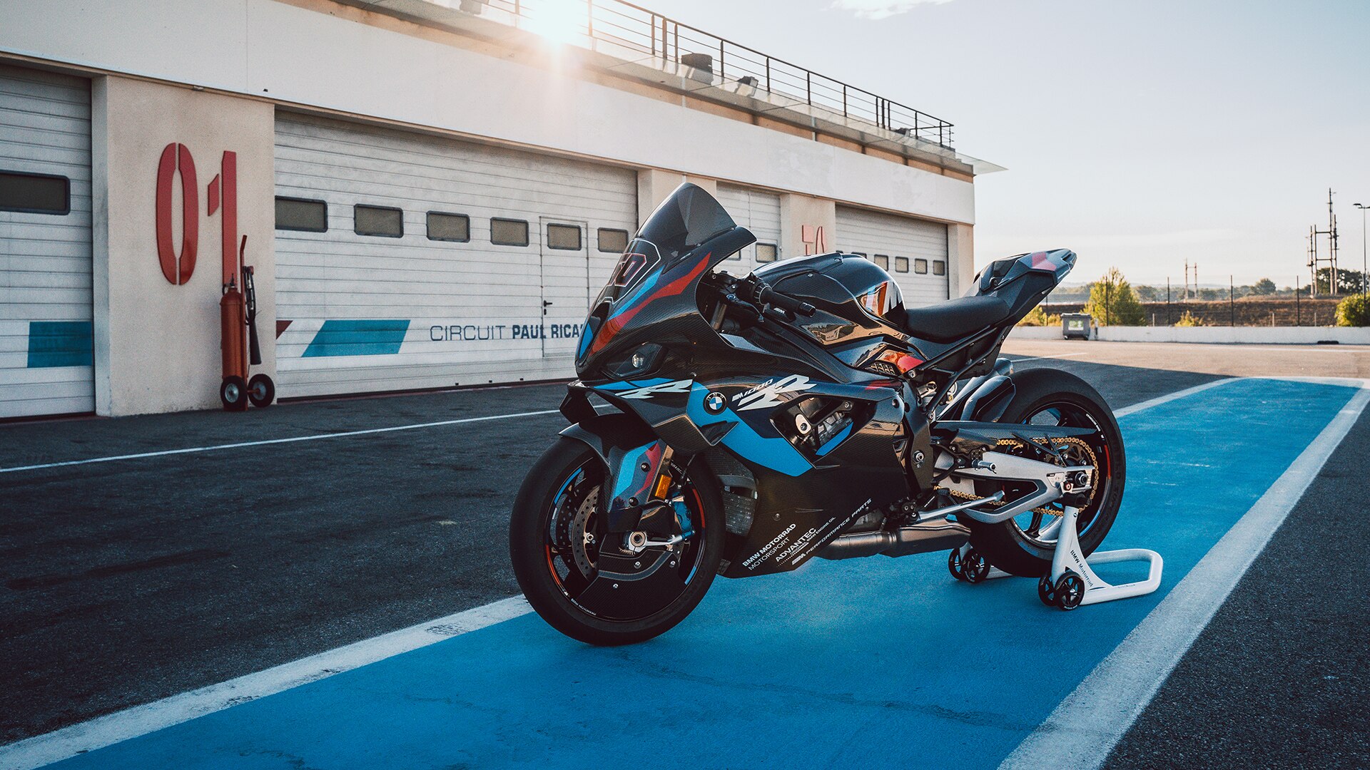BMW Motorrad의 레이싱 트랙용 슈퍼바이크 M 1000 RR을 담은 YouTube 동영상