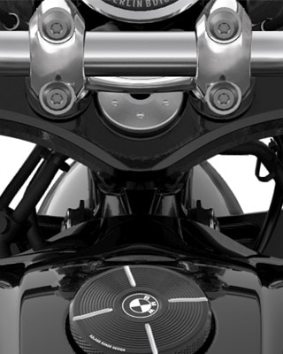 We see the R 18 from behind. The double striping is clearly visible.