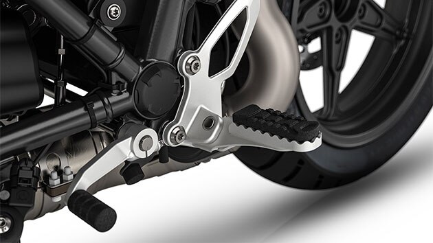 R nineT Scrambler의 풋레스트.
