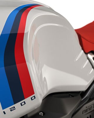 R nineT Urban G/S에 적용된 도장 컬러 조합과 레드 컬러의 시트 벤치.