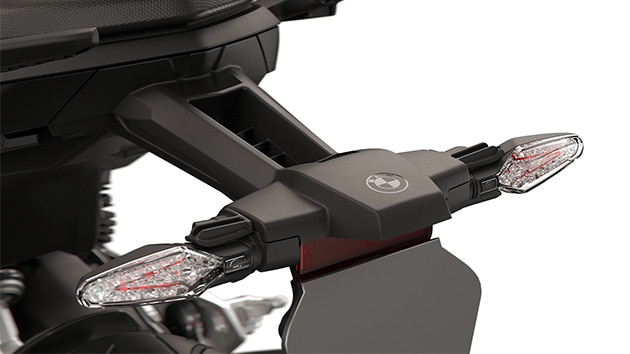 BMW Motorrad의 F 900 R에 적용된 스포티한 뒤 디자인