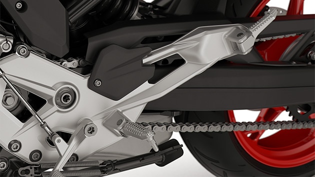 BMW Motorrad의 F 900 R 밀링 가공된 풋 레스트와 풋 레버