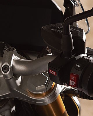 BMW R 1250 R의 탱크, 핸들바 및 디스플레이 모습