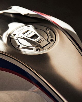 스테인리스 스틸 소재 연료탱크 중간 커버가 있는 BMW R 1250 R의 연료탱크