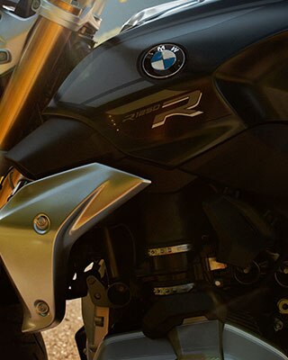 산을 배경으로 서 있는 Exclusive 스타일의 BMW R 1250 R