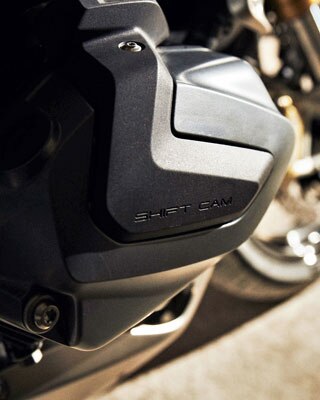 BMW R 1250 R의 실린더 헤드 커버 및 ShiftCam 로고 상세 보기