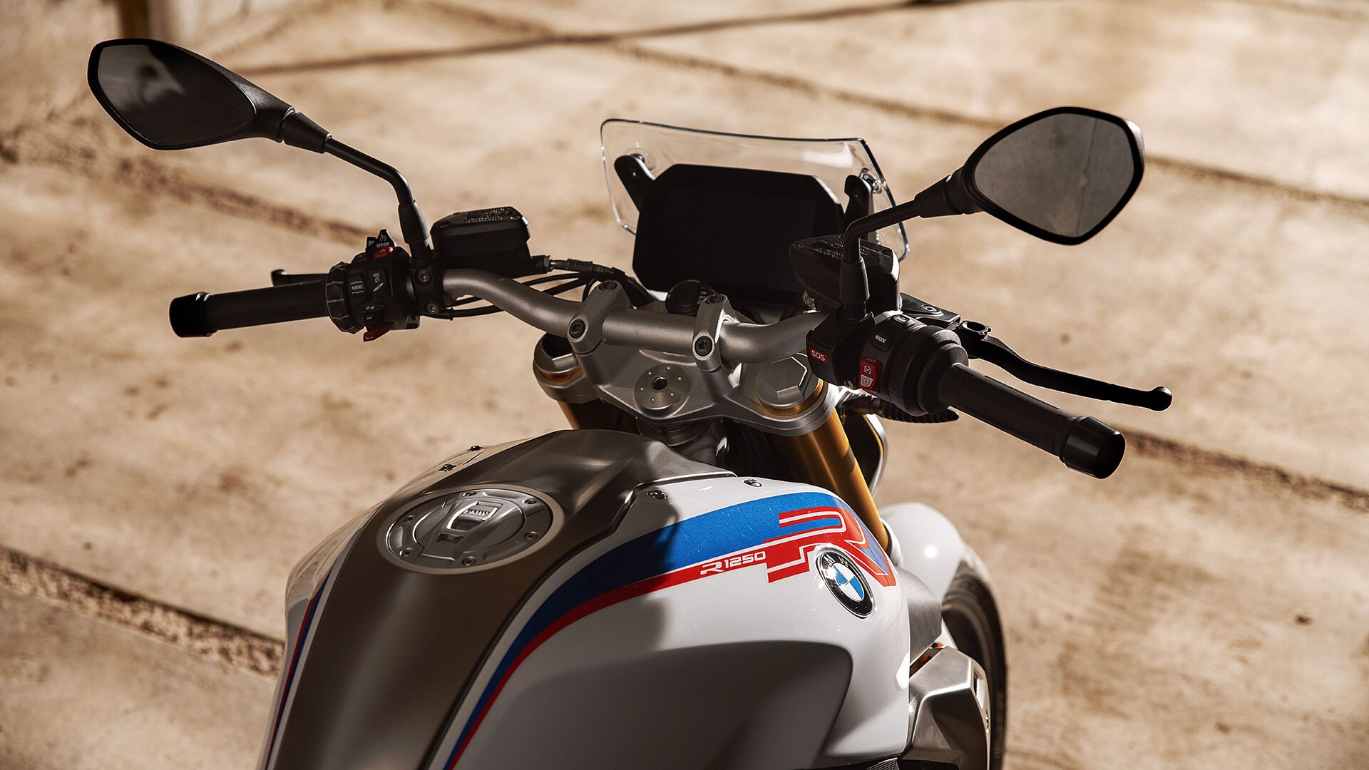 BMW R 1250 R의 탱크, 핸들바 및 디스플레이 모습