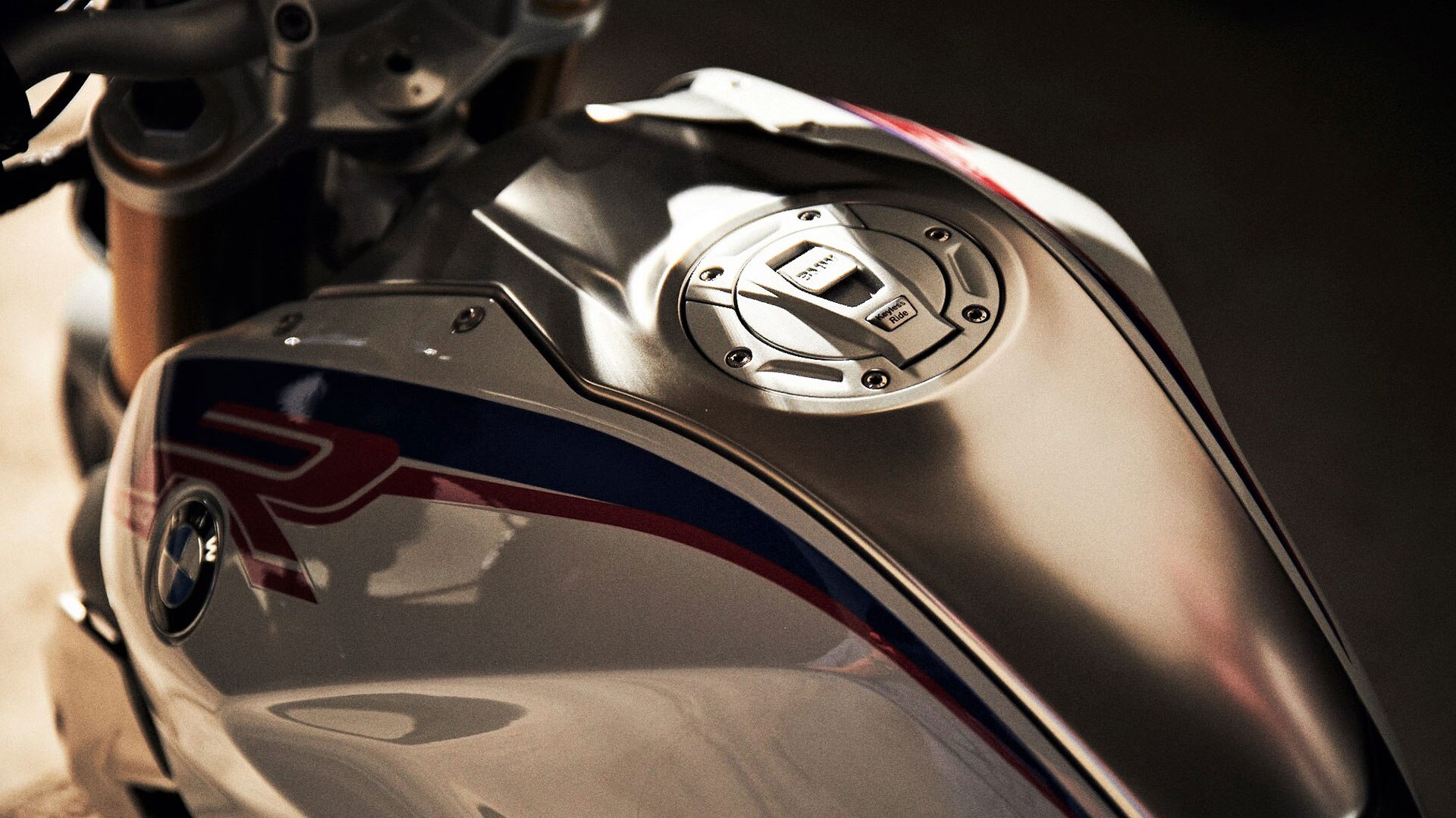 스테인리스 스틸 소재 연료탱크 중간 커버가 있는 BMW R 1250 R의 연료탱크