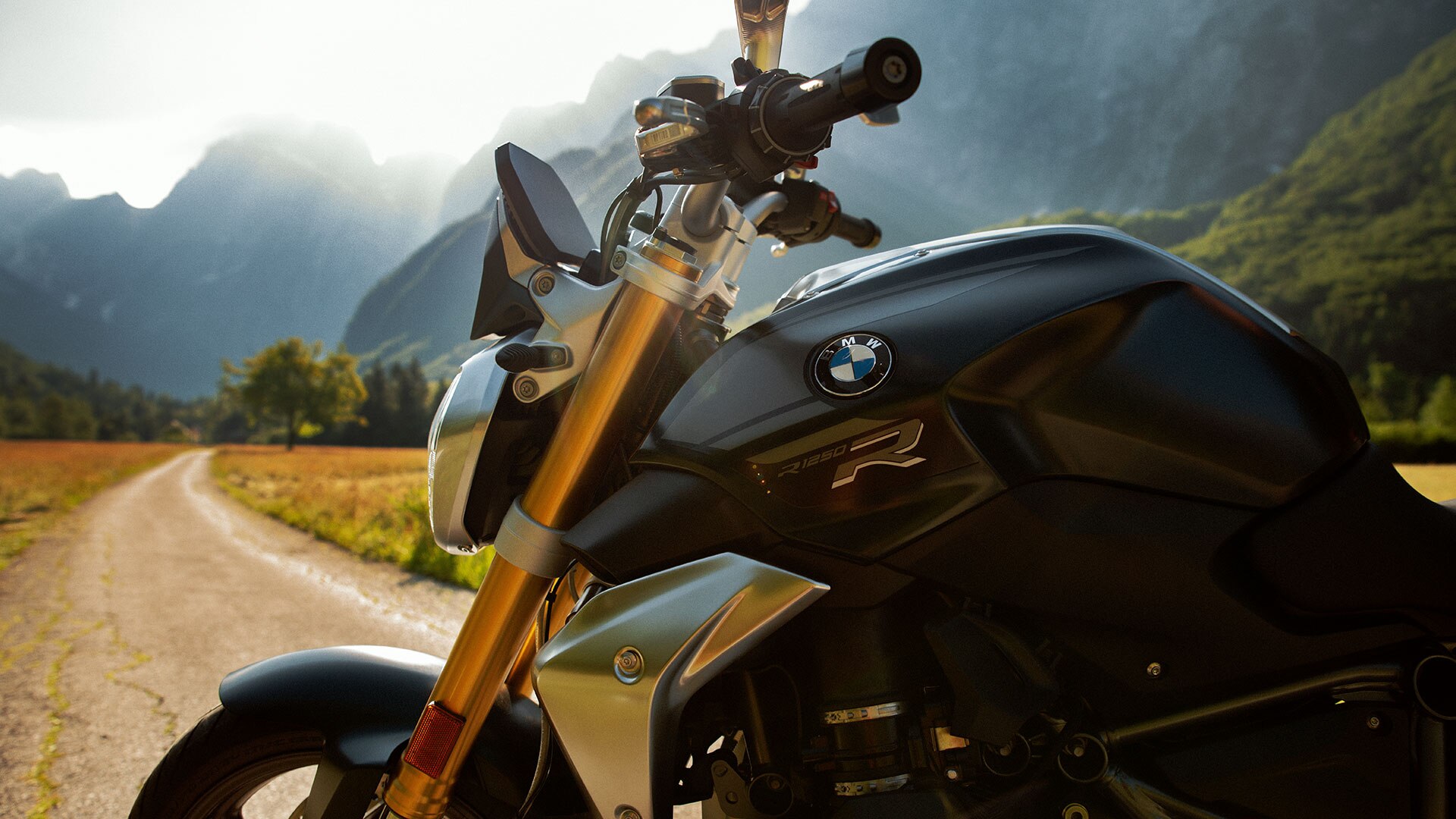 산을 배경으로 서 있는 Exclusive 스타일의 BMW R 1250 R