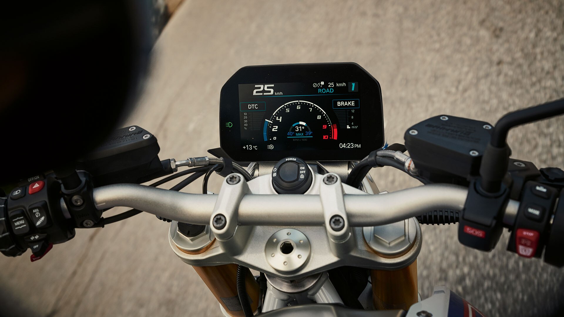 핸들바와 TFR 디스플레이가 중앙에 있는 BMW R 1250 R
