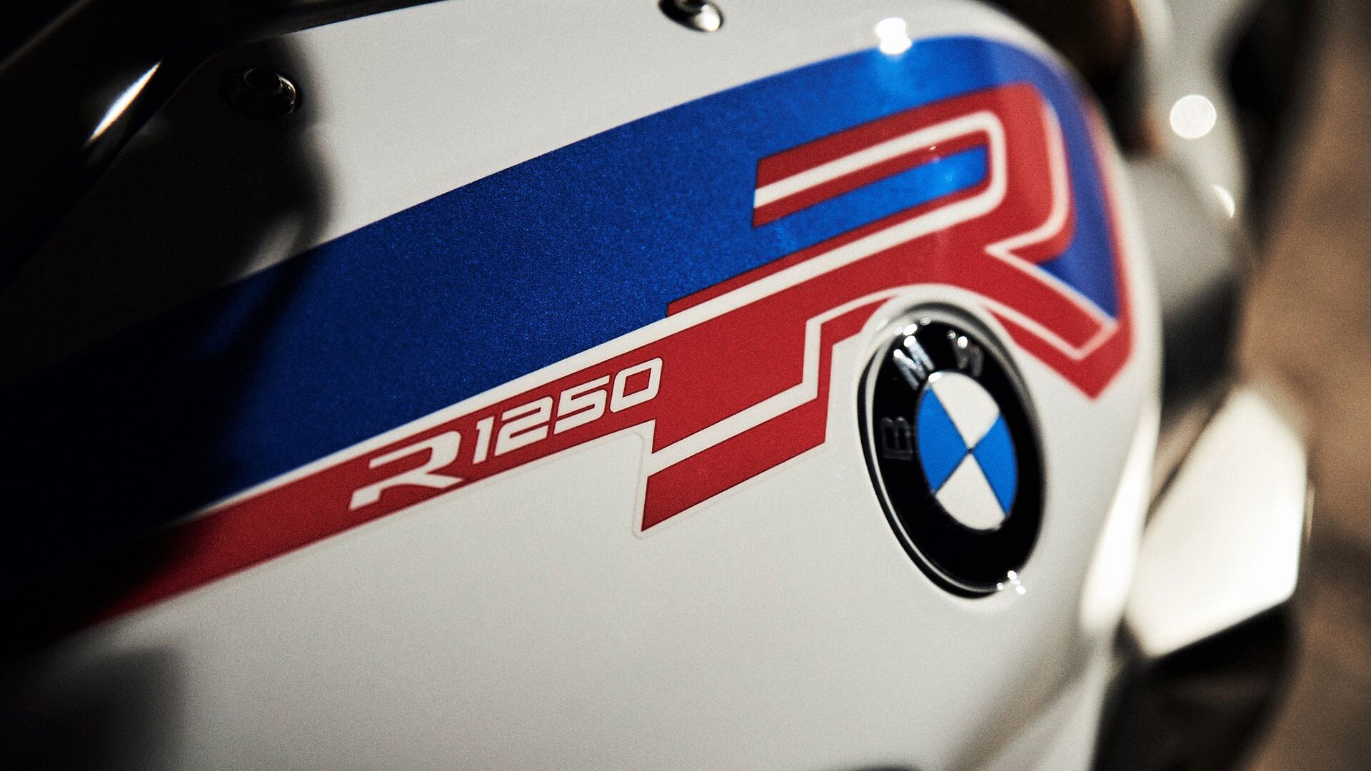 연료탱크가 중앙에 있는 HP 스타일의 BMW R 1250 R