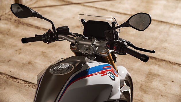 BMW R 1250 R의 탱크, 핸들바 및 디스플레이 모습