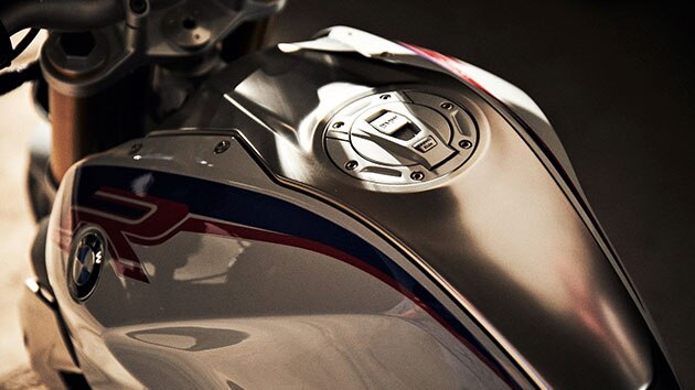 스테인리스 스틸 소재 연료탱크 중간 커버가 있는 BMW R 1250 R의 연료탱크