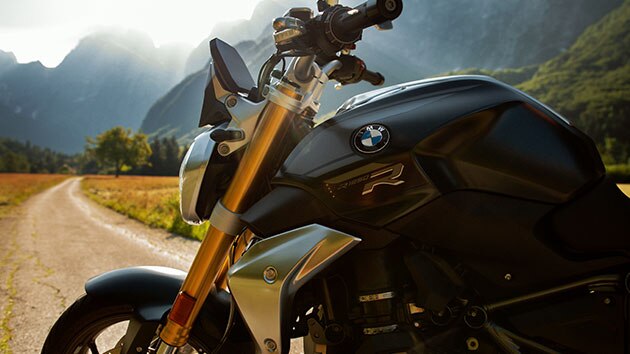 산을 배경으로 서 있는 Exclusive 스타일의 BMW R 1250 R
