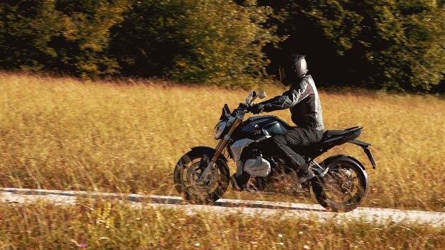 BMW R 1250 R의 주행 장면