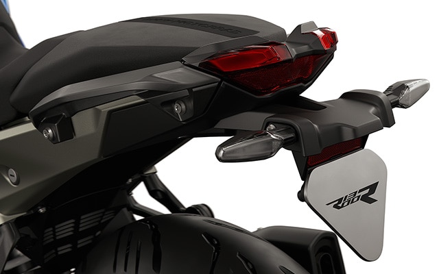 BMW Motorrad R 1300 R 모델을 뒤에서 바라본 모습