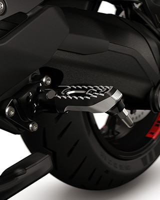 BMW Motorrad R 1300 R 모델의 조정식 풋 레스트 시스템