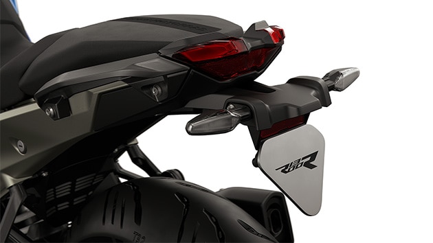 BMW Motorrad R 1300 R 모델을 뒤에서 바라본 모습