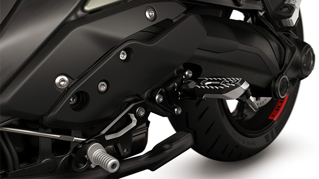 BMW Motorrad R 1300 R 모델의 조정식 풋 레스트 시스템