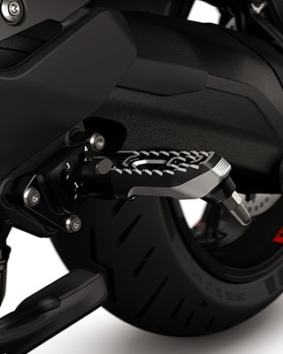 BMW Motorrad R 1300 RS 모델의 조정식 풋 레스트 시스템
