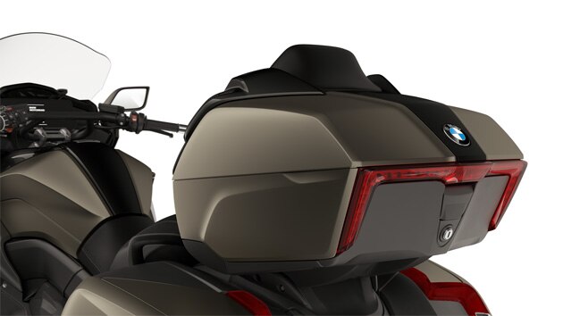 K 1600 Grand America의 LED 후미등이 있는 톱 케이스를 가까이에서 확인한 모습.