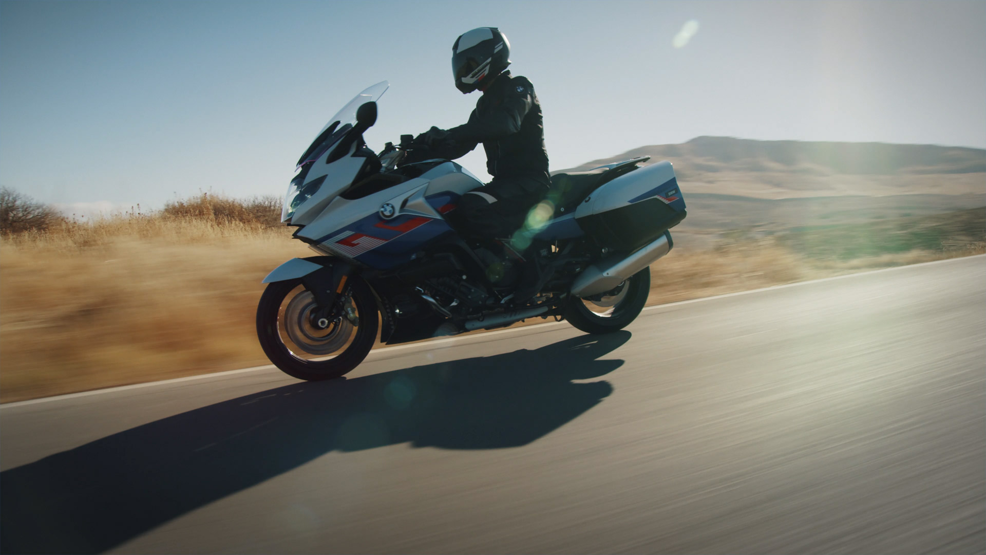 K 1600 GT 모델이 주행하는 모습.