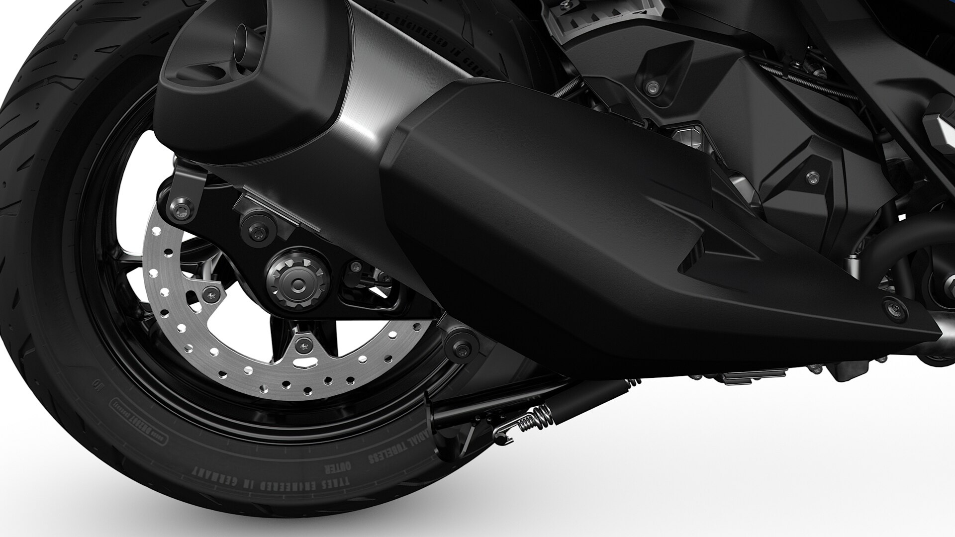 We see the exhaust and brake system of the C 400 X.